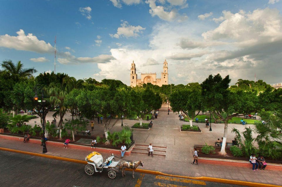 Imagen de la Plaza Grande y Catedral de Mérida, Yucatán, México.